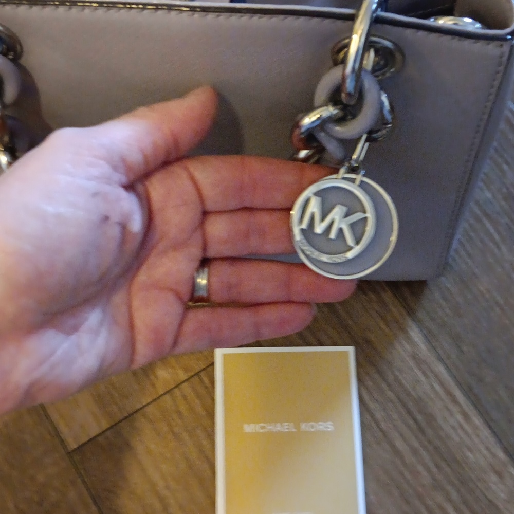 Michael Kors Cynthia Small Leather Satchel bag in a pale purple/blossom - Picture 13 of 16